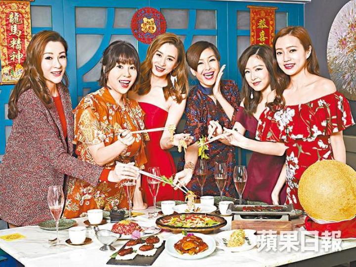 (左起)陸詩韻、黃婉曼、沈卓盈、伍詠薇、樂瞳和李思欣豬年祝大家「越撈越旺」。六位靚女離開無綫後,伍姑娘被指發展得最好。沈卓盈想結婚、生仔和事業一齊進行。陸詩韻被指「已結婚」,她笑自己只是多緋聞。樂瞳向網上平台發展,錢和機會都多了。開年飯的蜜餞金蠔脆米和瑤柱蛋白炒養生米(右圖)既好意頭又有營養。瑤柱蛋白炒養生米 (左起)陸詩韻、黃婉曼、沈卓盈、伍詠薇、樂瞳和李思欣豬年祝大家「越撈越旺」。六位靚女離開無綫後,伍姑娘被指發展得最好。沈卓盈想結婚、生仔和事業一齊進行。陸詩韻被指「已結婚」,她笑自己只是多緋聞。樂瞳向網上平台發展,錢和機會都多了。開年飯的蜜餞金蠔脆米和瑤柱蛋白炒養生米(右圖)既好意頭又有營養。瑤柱蛋白炒養生米