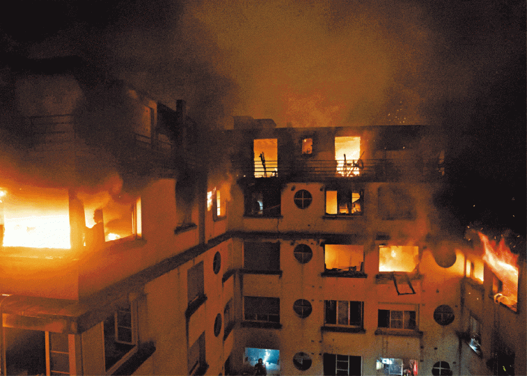 出事住宅大廈火光熊熊。消防員徹夜撲救火勢,救出多名住客。 出事住宅大廈火光熊熊。消防員徹夜撲救火勢,救出多名住客。