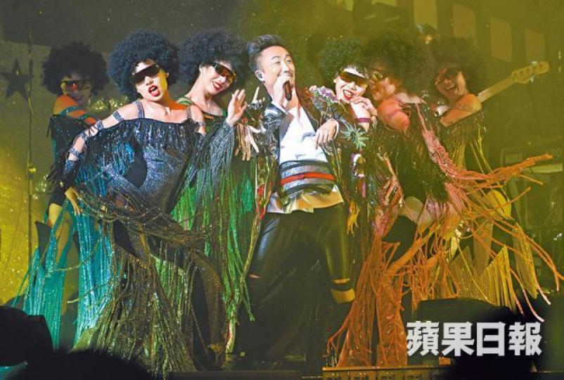 (左起)爺爺鄭東漢彈結他伴奏孫女唱歌,其後鄭中基上台加入陪女兒演出。
(左起)爺爺鄭東漢彈結他伴奏孫女唱歌,其後鄭中基上台加入陪女兒演出。
