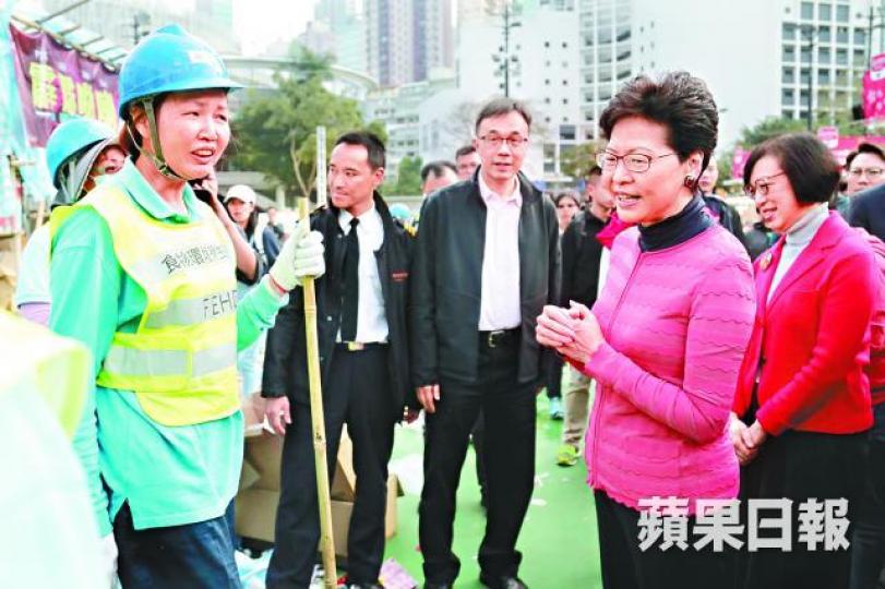 維園花市完結後,林鄭月娥到場為清潔工打氣。 維園花市完結後,林鄭月娥到場為清潔工打氣。