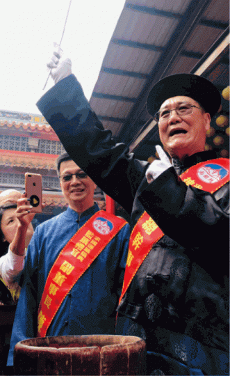 南鯤鯓代天府今年未能抽出「國運籤」,廟方只能苦笑。台灣《蘋果日報》 南鯤鯓代天府今年未能抽出「國運籤」,廟方只能苦笑。台灣《蘋果日報》