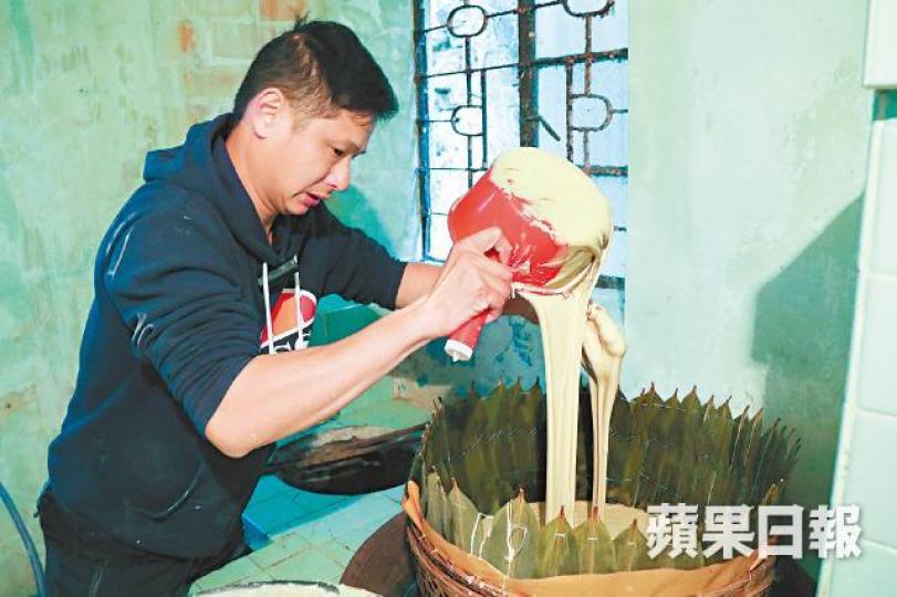 【倒入竹籠】鹽田梓村後人陳家傑指竹籠內櫳以糭葉圍好,令茶粿帶有清香。陳善南攝【人手攪漿】圓籠茶粿體積大、材料份量多,需多人合作攪拌粉漿。【柴火蒸煮】製作茶粿用的柴取自去年颱風山竹吹倒的大樹。圓籠茶粿需經15小時蒸煮製成。參與工作坊的小孩將年糕放進籠蒸煮。 【倒入竹籠】鹽田梓村後人陳家傑指竹籠內櫳以糭葉圍好,令茶粿帶有清香。陳善南攝【人手攪漿】圓籠茶粿體積大、材料份量多,需多人合作攪拌粉漿。【柴火蒸煮】製作茶粿用的柴取自去年颱風山竹吹倒的大樹。圓籠茶粿需經15小時蒸煮製成。參與工作坊的小孩將年糕放進籠蒸煮。
