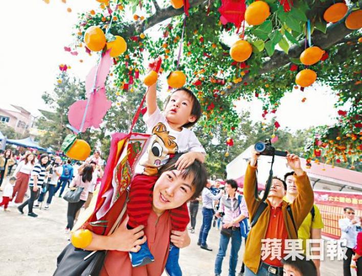 有小朋友騎在家長膊頭上拋寶牒,務求一擊即中。王子俊攝 有小朋友騎在家長膊頭上拋寶牒,務求一擊即中。王子俊攝