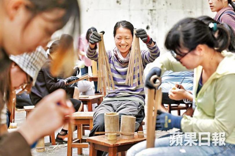 有團體引入竹藝工作坊,期望學員可結合原有技藝發展推廣竹藝。許頌明攝參與竹藝工作坊的人士,皆為香港手工藝人和藝術家。台灣竹藝導師許雅婷(左)指香港舊竹質地脆,破竹難度較大。曾德平鄭敏華竹藝工作坊教授刮青、破竹等技巧。竹子可製作的工藝品繁多,但香港如今已無活躍的竹藝人。 有團體引入竹藝工作坊,期望學員可結合原有技藝發展推廣竹藝。許頌明攝參與竹藝工作坊的人士,皆為香港手工藝人和藝術家。台灣竹藝導師許雅婷(左)指香港舊竹質地脆,破竹難度較大。曾德平鄭敏華竹藝工作坊教授刮青、破竹等技巧。竹子可製作的工藝品繁多,但香港如今已無活躍的竹藝人。