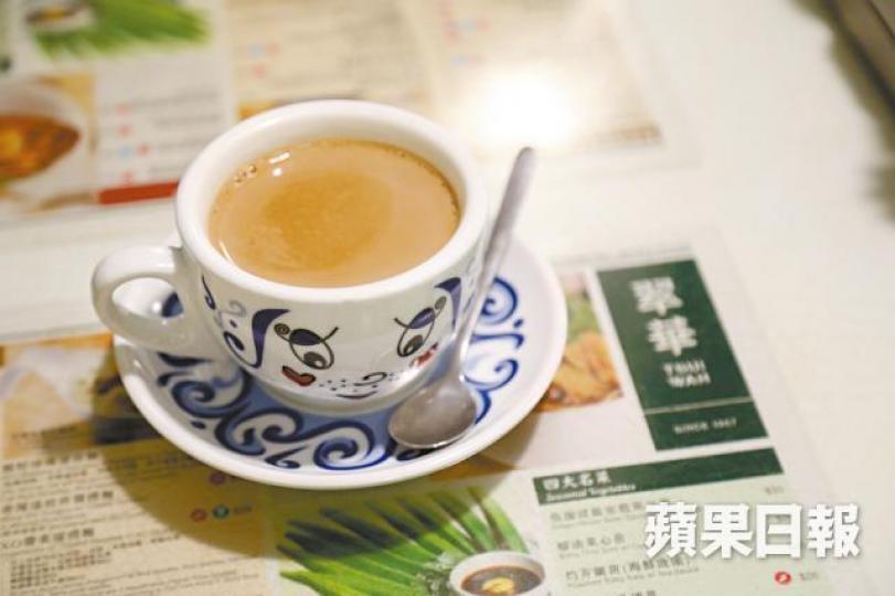 翠華咖啡的咖啡因超出歐盟食品安全局標準接近一倍,或會造成健康風險。陳善南攝精神科專科醫生宋永權稱咖啡因有提神效果,但要適可而止。 翠華咖啡的咖啡因超出歐盟食品安全局標準接近一倍,或會造成健康風險。陳善南攝精神科專科醫生宋永權稱咖啡因有提神效果,但要適可而止。