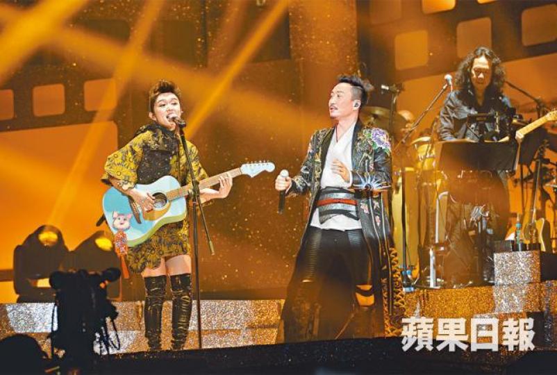 鄭中基前晚演繹陳明憙的新歌《放下》。
鄭中基前晚演繹陳明憙的新歌《放下》。