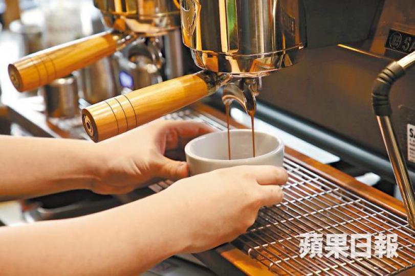 咖啡師指咖啡萃取時間越長,咖啡因含量一般越高。 咖啡師指咖啡萃取時間越長,咖啡因含量一般越高。