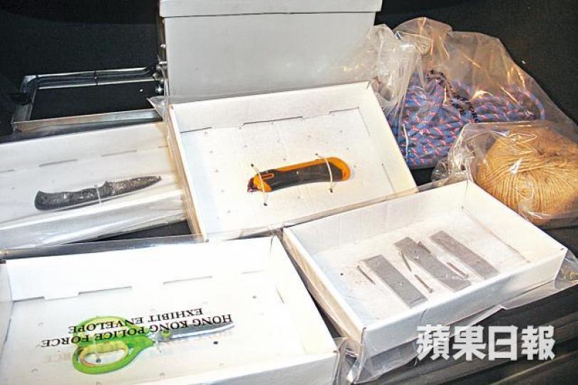 兇案現場撿獲剪刀、生果刀、鎅刀、麻繩及行山繩等懷疑作案工具。