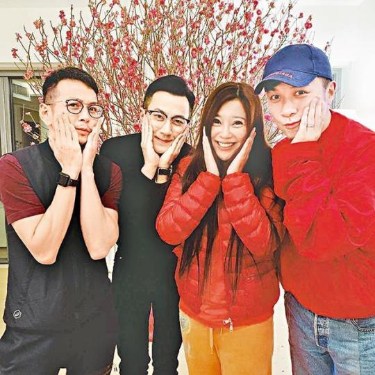 (左起)吳家樂、劉愷威、傅明憲與古巨基相約開年。互聯網圖片楊冪在《春晚》行catwalk,被不少網友批評。微博圖片 (左起)吳家樂、劉愷威、傅明憲與古巨基相約開年。互聯網圖片楊冪在《春晚》行catwalk,被不少網友批評。微博圖片