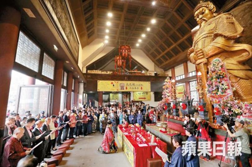 一眾鄉紳昨於求籤儀式前先行參拜車公。 王心義攝明日大嶼填海計劃被指為新移民服務,自提出後一直為人詬病。 一眾鄉紳昨於求籤儀式前先行參拜車公。 王心義攝明日大嶼填海計劃被指為新移民服務,自提出後一直為人詬病。