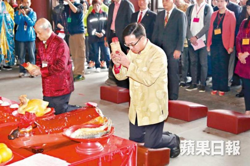 劉業強(右)及李志麒昨分別為香港及沙田求籤。 劉業強(右)及李志麒昨分別為香港及沙田求籤。