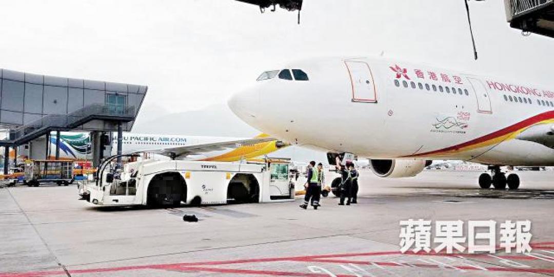 工程人員意外後檢查出事拖車。輪胎飛彈10米外的登機橋下。拖車右前方車輪損壞，須拖回維修部。譚文豪