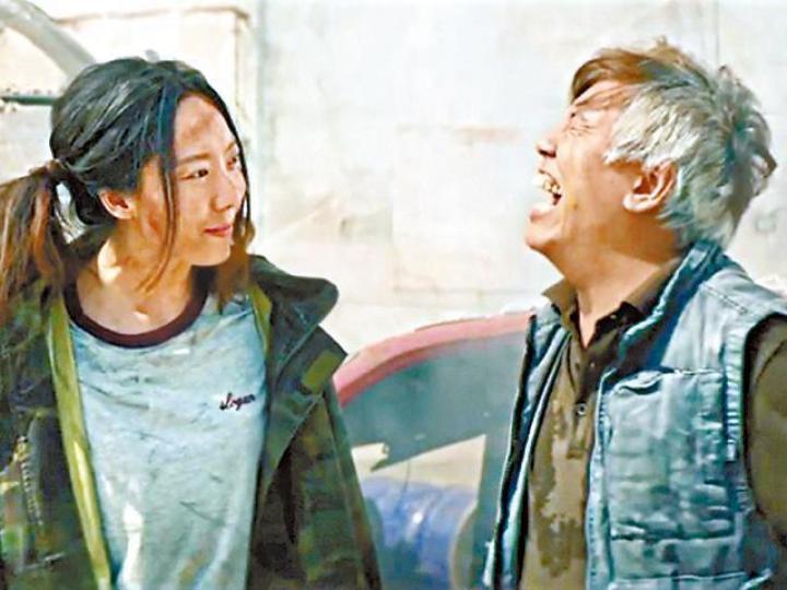 田雞也有拍《新喜劇之王》,與鄂靖文有對手戲。劇照《廉政風雲 煙幕》領先香港賀歲票房。劇照 田雞也有拍《新喜劇之王》,與鄂靖文有對手戲。劇照《廉政風雲 煙幕》領先香港賀歲票房。劇照