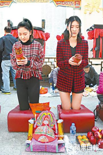 余香凝(右)與妹妹余潔瀅到黃大仙廟求籤,兩人皆求得中上籤。余香凝(左)與余潔瀅希望今年都可以順順利利。 余香凝(右)與妹妹余潔瀅到黃大仙廟求籤,兩人皆求得中上籤。余香凝(左)與余潔瀅希望今年都可以順順利利。