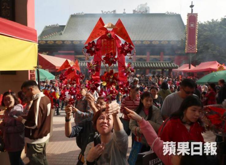 昨日車公廟人頭湧湧,不少市民手持風車盼轉運。 昨日車公廟人頭湧湧,不少市民手持風車盼轉運。