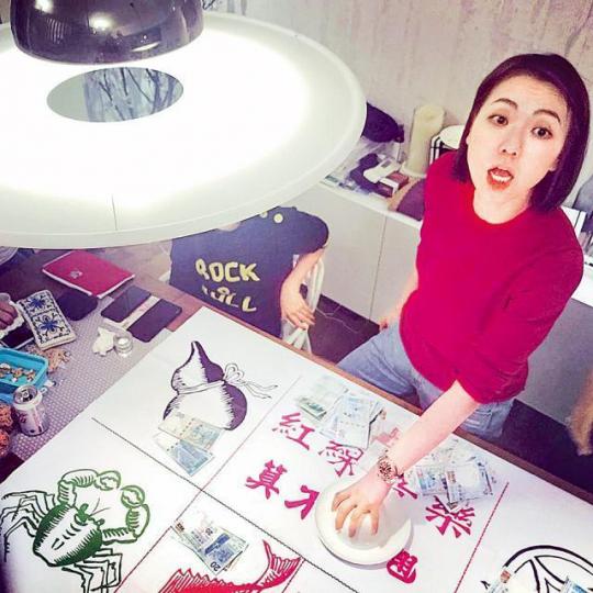 田蕊妮按着飯碗玩魚蝦蟹表情認真。互聯網圖片蕭潤邦夫婦笑指吳日言賭輸了親生骨肉。互聯網圖片 田蕊妮按着飯碗玩魚蝦蟹表情認真。互聯網圖片蕭潤邦夫婦笑指吳日言賭輸了親生骨肉。互聯網圖片
