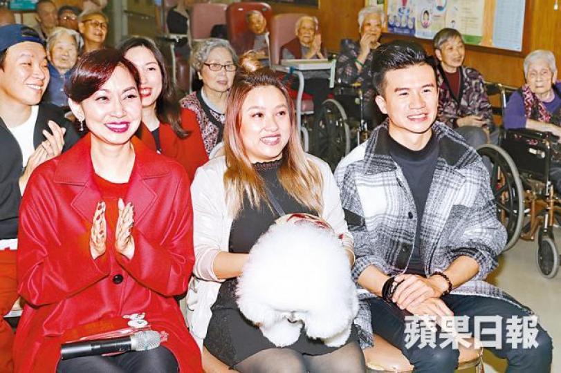 釗峰透過學佛認識鄺美雲(左),二人更不時結伴做善事。 釗峰透過學佛認識鄺美雲(左),二人更不時結伴做善事。