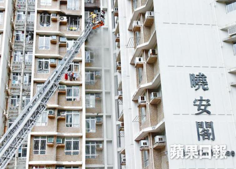 消防員接報到場,升起雲梯向起火單位射水灌救。 消防員接報到場,升起雲梯向起火單位射水灌救。