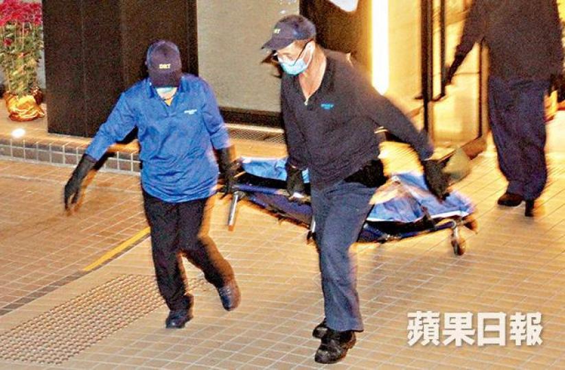 男女死者遺體由仵工抬上黑箱車運走，交法醫確認死因。黎志偉攝沙田警區助理指揮官（刑事）陳昕警司稱案件列謀殺及自殺案跟進。