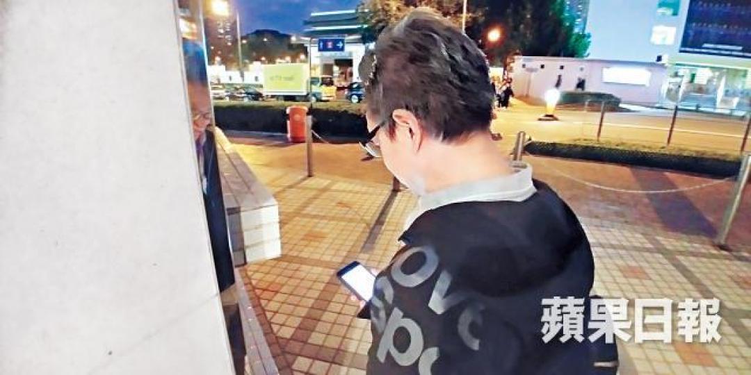 馮先生早前透過agoda查閱酒店價格,被收取6,000元。姜偉康攝agoda手機應用程式在進入預訂程序後出現「滑動以即時付款」,輕掃屏幕便確認付款。 馮先生早前透過agoda查閱酒店價格,被收取6,000元。姜偉康攝agoda手機應用程式在進入預訂程序後出現「滑動以即時付款」,輕掃屏幕便確認付款。