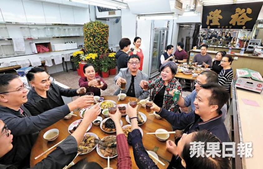 老字號海味店裕隆號昨按照傳統,老闆與員工一起吃開年飯。 老字號海味店裕隆號昨按照傳統,老闆與員工一起吃開年飯。