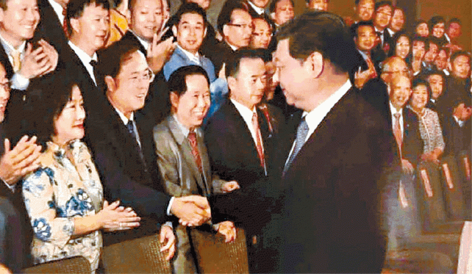 習近平2014年訪澳與黃向墨握手。黃向墨去年向王健林買入萬達在澳洲的兩項目。悉尼豪宅「山中之王」是黃向墨名下物業。