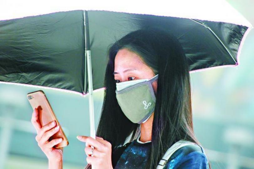 中國手機用戶持續增長,推動科網公司迅速發展。 中國手機用戶持續增長,推動科網公司迅速發展。