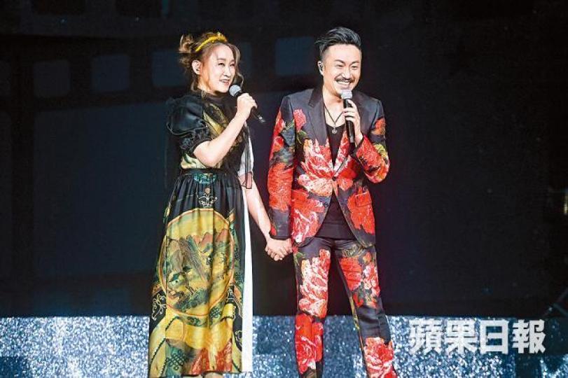 王菀之擔任鄭中基個唱嘉賓,二人在台上合唱《我真的受傷了》。 王菀之擔任鄭中基個唱嘉賓,二人在台上合唱《我真的受傷了》。