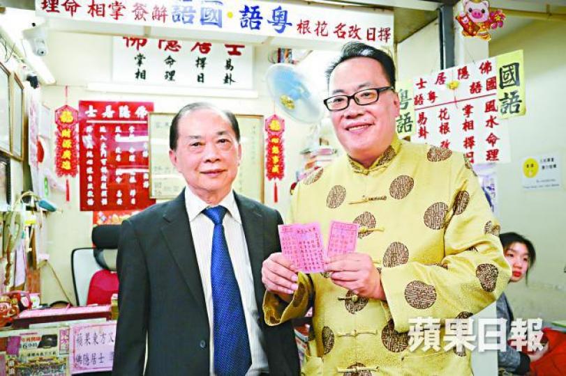 沈振盈昨年初三到黃大仙為股樓及騰訊求籤。何耀勤攝 沈振盈昨年初三到黃大仙為股樓及騰訊求籤。何耀勤攝
