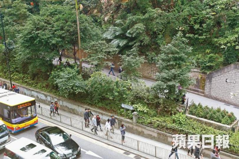 由嘉科承接土木署轄下的「長遠防治山泥傾瀉計劃」工程合約,其呈交予政府的報告涉嫌造假;圖為被列入計劃的危險斜坡。馬泉崇攝港大客座副教授、晃安建設董事劉志強曾任嘉科獨立審核工程師,未有回應是否其簽名被偽冒。劉志強 由嘉科承接土木署轄下的「長遠防治山泥傾瀉計劃」工程合約,其呈交予政府的報告涉嫌造假;圖為被列入計劃的危險斜坡。馬泉崇攝港大客座副教授、晃安建設董事劉志強曾任嘉科獨立審核工程師,未有回應是否其簽名被偽冒。劉志強