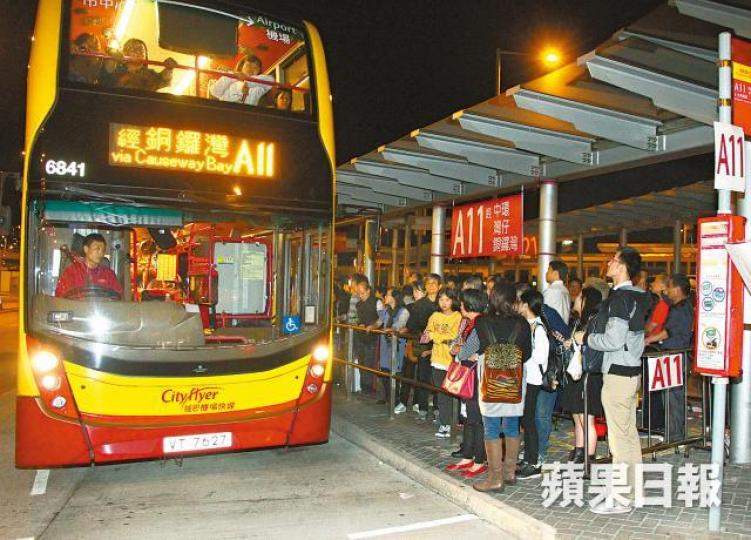 香港口岸前往港島的巴士站昨晚仍見人龍。溫瑞麟攝大量內地旅客湧到東涌市中心消費，食肆人頭湧湧。互聯網