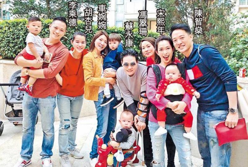 胡杏兒前日大年初二搞了一個BBQ派對,相約了多位圈中父母出席。互聯網圖片「胡說八道會」成員(左起)黃智雯、李施嬅、胡定欣及杏兒齊齊影新年「全家福」。互聯網圖片胡杏兒剛於上月宣佈陀第二胎,豬年再做媽媽。互聯網圖片 胡杏兒前日大年初二搞了一個BBQ派對,相約了多位圈中父母出席。互聯網圖片「胡說八道會」成員(左起)黃智雯、李施嬅、胡定欣及杏兒齊齊影新年「全家福」。互聯網圖片胡杏兒剛於上月宣佈陀第二胎,豬年再做媽媽。互聯網圖片