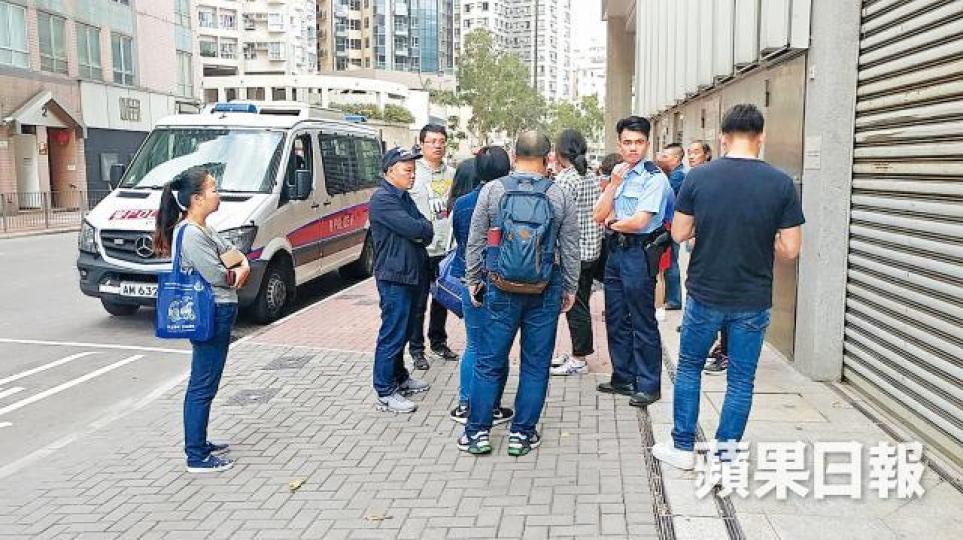 內地旅客報警投訴被導遊遺棄流落街頭，警員到場調查。梁澤岡攝