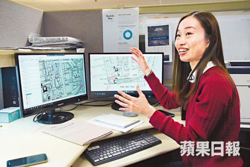 鄭穎從舊地圖上得知黃埔現時商場位置以往是船塢。李綿鏵攝 鄭穎從舊地圖上得知黃埔現時商場位置以往是船塢。李綿鏵攝
