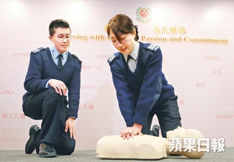 要進行心外壓,需將病人平放地上,而不是床上。朱永倫攝陳太 要進行心外壓,需將病人平放地上,而不是床上。朱永倫攝陳太