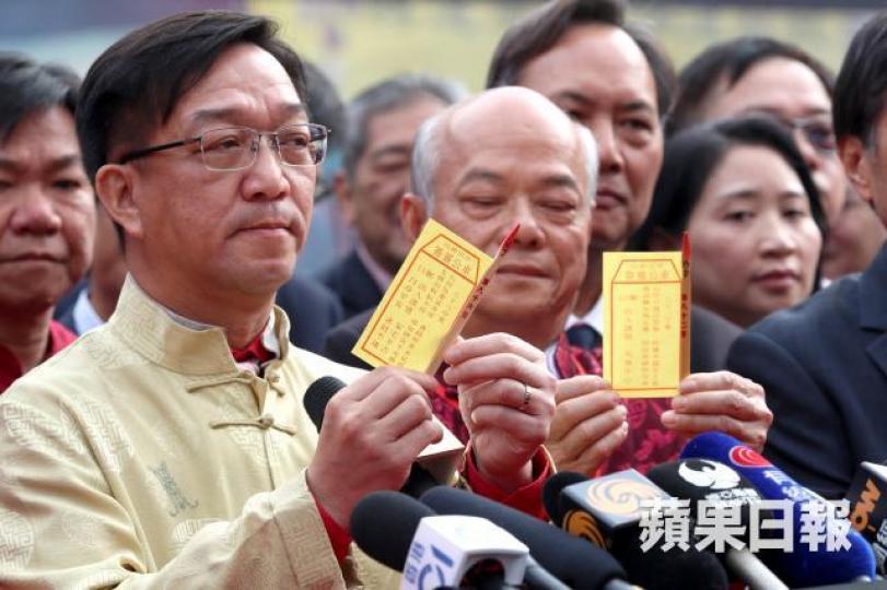 鄉議局主席劉業強前日替香港向車公求得中籤。 鄉議局主席劉業強前日替香港向車公求得中籤。