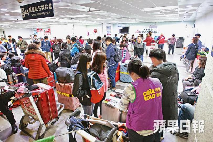 高雄小港機場華航櫃位逼滿旅客。