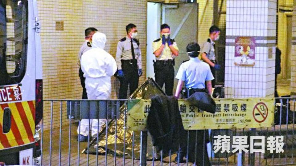 屍體腐爛發出惡臭,警員戴上口罩調查。劉柏麟攝 屍體腐爛發出惡臭,警員戴上口罩調查。劉柏麟攝