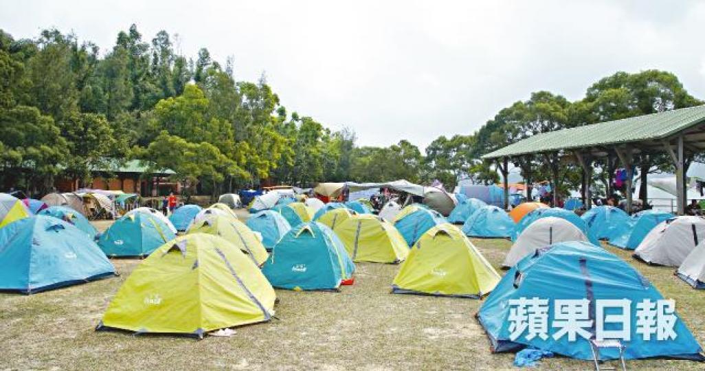 近40個款式相同的帳篷駐紮在西貢營地中央。朱家駿攝西貢營地有不少內地客拖篋郊遊。 近40個款式相同的帳篷駐紮在西貢營地中央。朱家駿攝西貢營地有不少內地客拖篋郊遊。