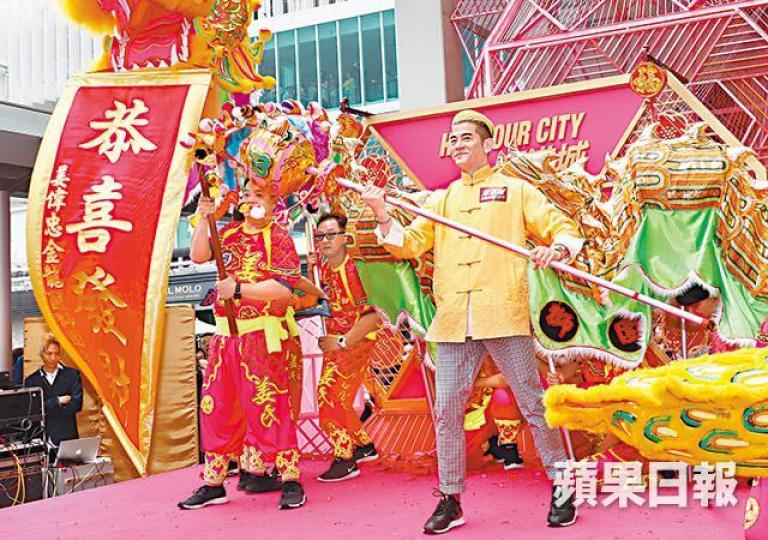 城城昨日出席賀歲活動,心情大靚的他在台上不停分享家庭事。 城城昨日出席賀歲活動,心情大靚的他在台上不停分享家庭事。