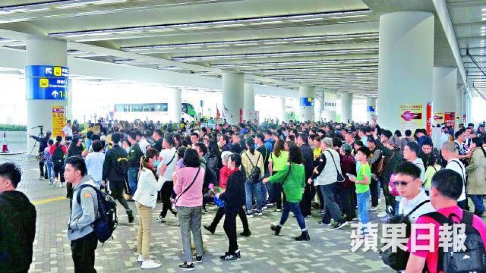 大批旅客在港珠澳大橋香港口岸候車。 大批旅客在港珠澳大橋香港口岸候車。
