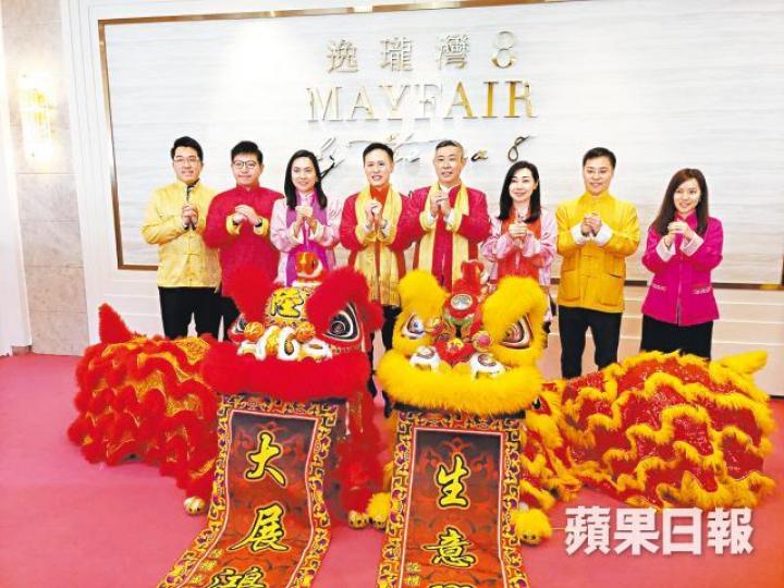 信置營業部聯席董事田兆源（左三）及楊文（左四）昨日出席新春團拜。