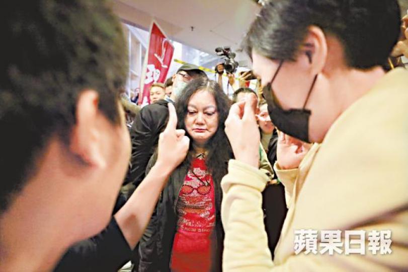 集會人士包圍被指是建制派網媒人員的女子。 集會人士包圍被指是建制派網媒人員的女子。