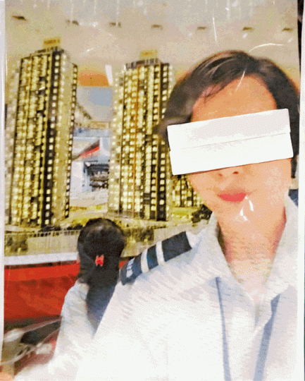 入境處憑女主腦制服及背景鎖定其身份。集團租時鐘酒店改裝成港男住所,安排假結婚男女拍攝溫馨照片。胡恩宏攝 入境處憑女主腦制服及背景鎖定其身份。集團租時鐘酒店改裝成港男住所,安排假結婚男女拍攝溫馨照片。胡恩宏攝
