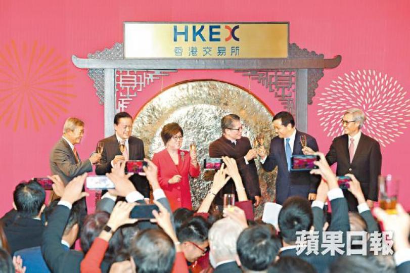 左起：證監會主席雷添良、港交所主席查史美倫、財政司司長陳茂波、港交所行政總裁李小加等一眾政府及金融監管機構高層，昨日出席豬年開市儀式並祝酒。何耀勤攝