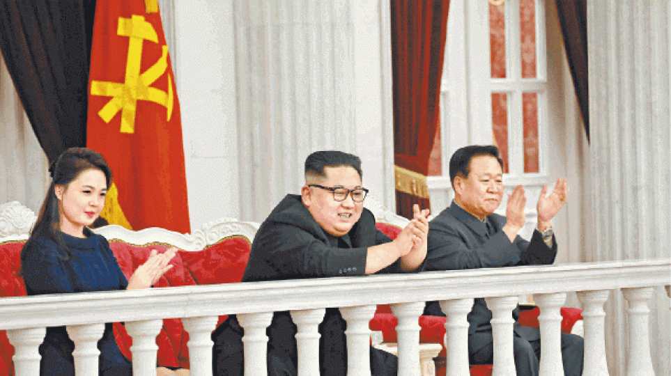 金正恩(中)前日與妻子李雪主(左)在勞動黨中央總部觀看建軍節慶祝演出。路透社第二次特金會敲定於河內舉行。 金正恩(中)前日與妻子李雪主(左)在勞動黨中央總部觀看建軍節慶祝演出。路透社第二次特金會敲定於河內舉行。