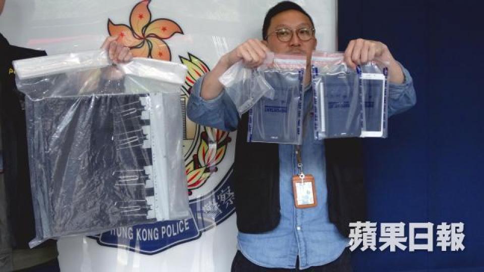 警方展示行動中撿獲的證物。
警方展示行動中撿獲的證物。