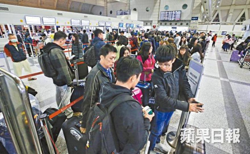 【高雄】高雄機場華航櫃位昨有大批旅客排隊等辦登機手續。王子俊攝【台北】港人陳先生批評無法聯絡華航查詢航班安排,需臨急再買其他航空公司機票。 【高雄】高雄機場華航櫃位昨有大批旅客排隊等辦登機手續。王子俊攝【台北】港人陳先生批評無法聯絡華航查詢航班安排,需臨急再買其他航空公司機票。