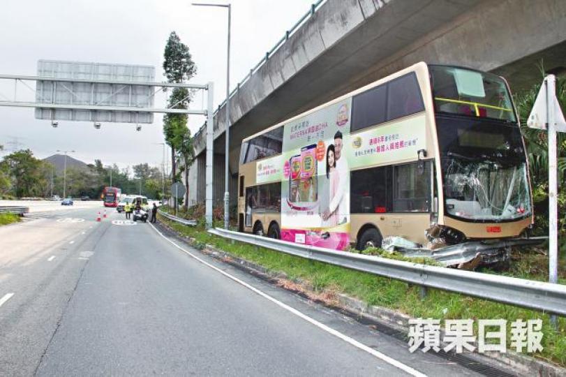九巴失控鏟上草叢,車頭損毀。
九巴失控鏟上草叢,車頭損毀。