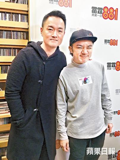 王祖藍(右)日前到商台受訪,大談追求李亞男的感受。 王祖藍(右)日前到商台受訪,大談追求李亞男的感受。